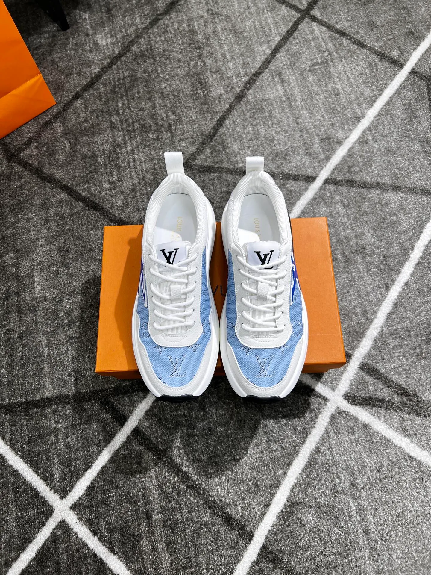Factory price: 438 💰 LV new casual men's shoes 👉 👉 Fashionable and versatile, 💞 simple and elegant style, 🔊 made of imported cowhide, ☑️ breathable mesh lining, sheepskin feet, original wear-resistant rubber outsole, exclusive new style, actual shot, three colors available, code number: 38-44, (45 can be customized)